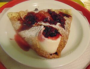 Crepe panna cotta , frutti di bosco e colata ciok bianca